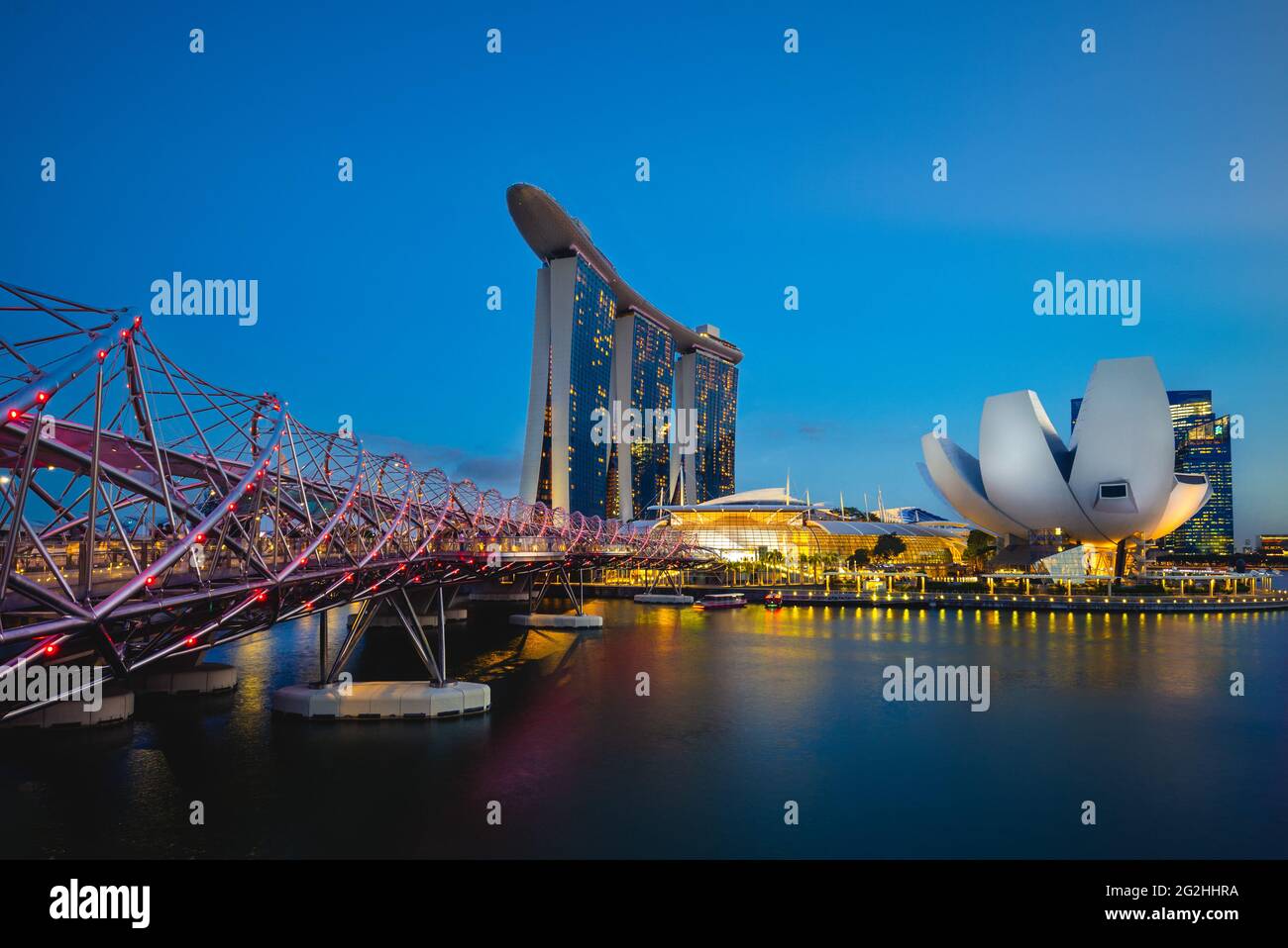 6 février 2020 : vue panoramique de la baie de la marina avec le célèbre monument de singapour, le sable, l'hélice et le musée des sciences de l'art. Marina Bay est une baie Banque D'Images