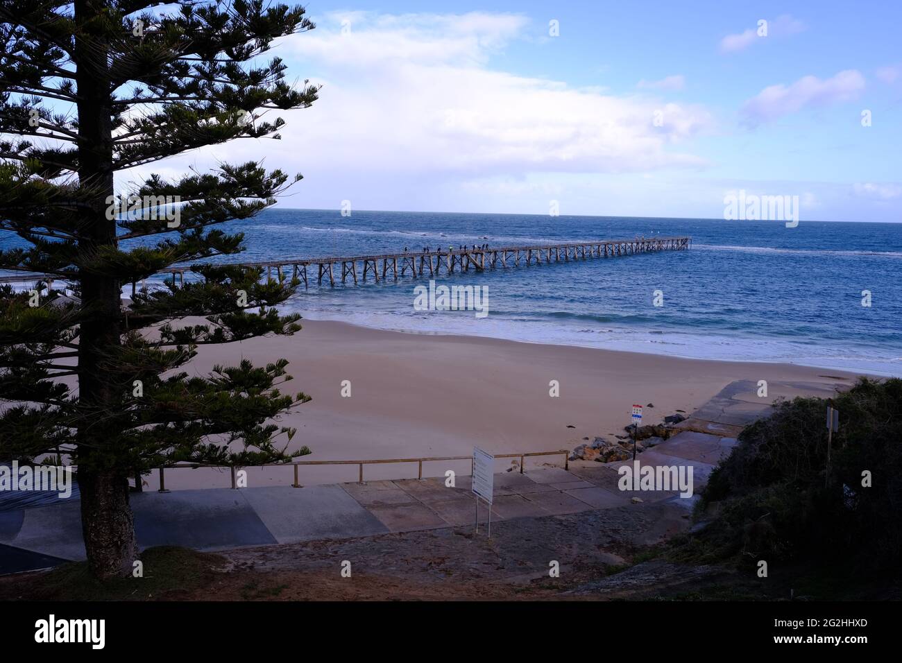 Personnes pêchant à la jetée de Port Noarlunga en Australie méridionale Banque D'Images