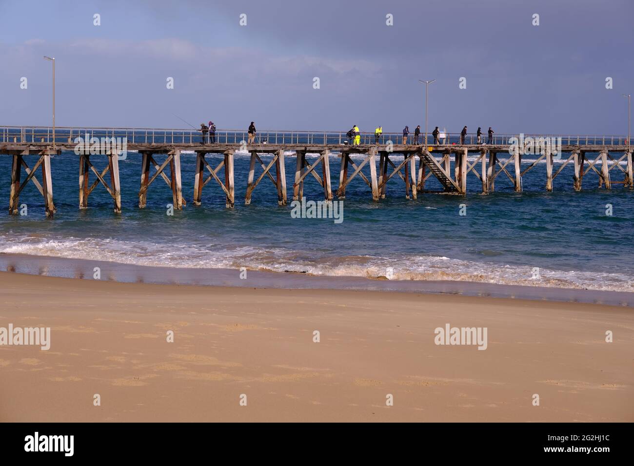 Personnes pêchant à la jetée de Port Noarlunga en Australie méridionale Banque D'Images