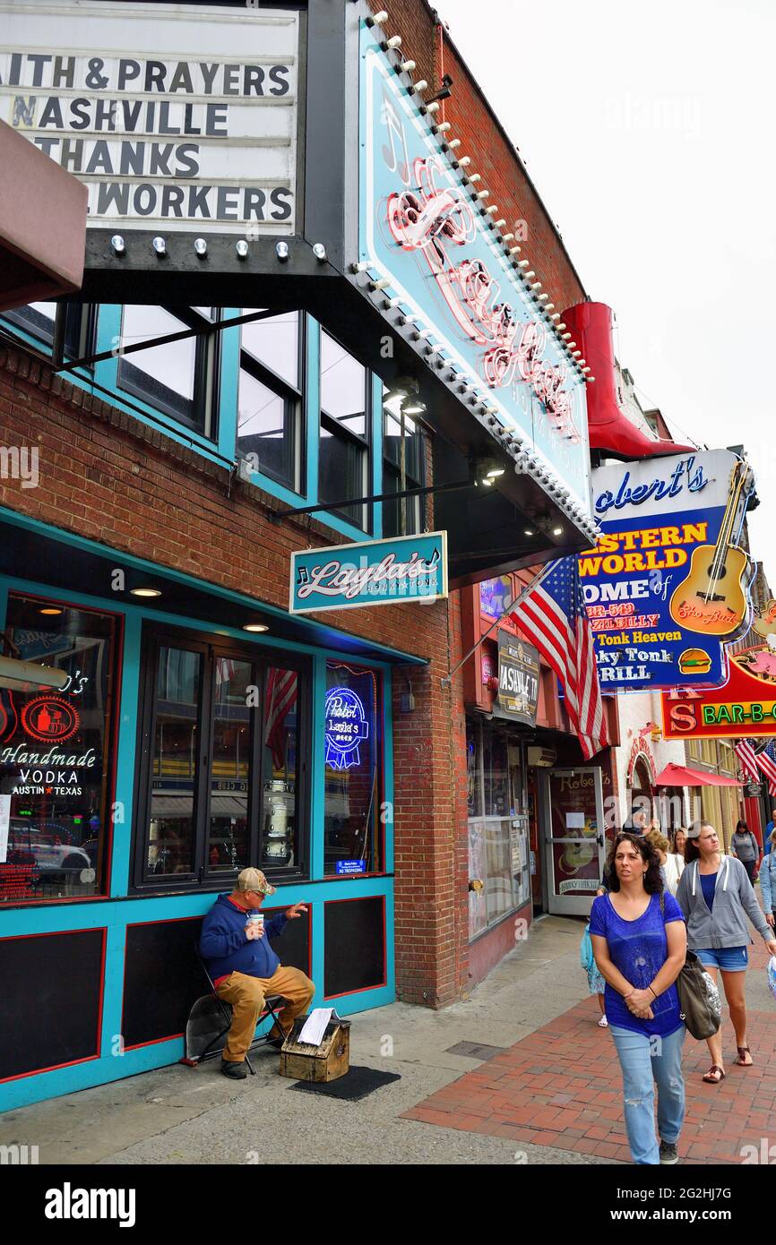 Nashville, Tennessee, États-Unis. Des néons colorés, des panneaux abondent au-dessus et autour des magasins, des restaurants et des bars dans le quartier historique de Broadway. Banque D'Images