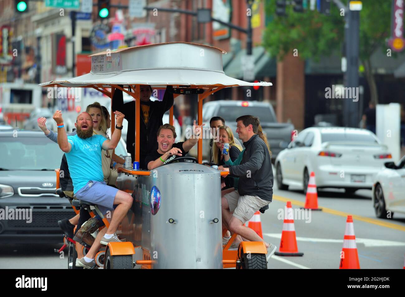 Nashville, Tennessee, États-Unis. Un véhicule de vélo automoteur transporte les gens qui apprécient les sites et les activités de Broadway. Banque D'Images