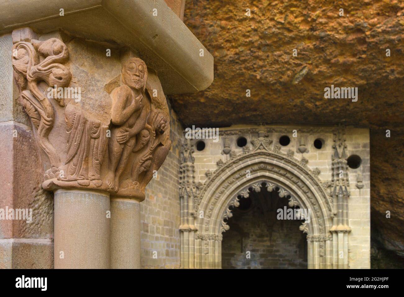 Le monastère de San Juan de la Pena est situé au sud-ouest de Jaca, à Huesca, en Espagne, il était l'un des plus importants monastères d'Aragon au Moyen-âge, son église à deux niveaux est partiellement sculpté dans la pierre de la grande falaise qui porte-à-faux Banque D'Images