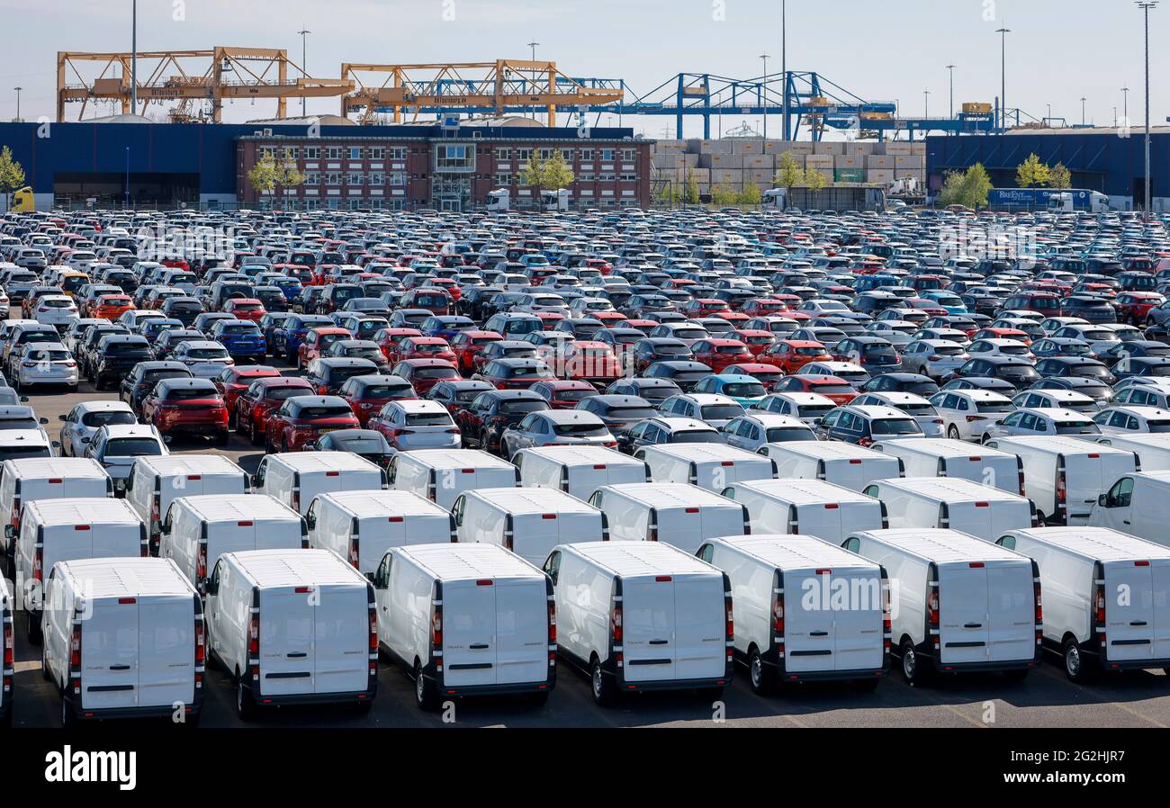 Duisburg, Rhénanie-du-Nord-Westphalie, Allemagne - nouvelles voitures, voitures et camionnettes, terminal de voiture dans le port de Duisburg, derrière des grues dans le port de conteneurs. Banque D'Images