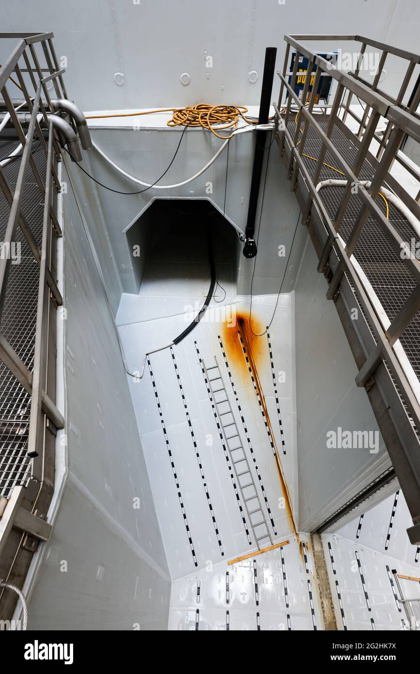 Oberhausen, région de la Ruhr, Rhénanie-du-Nord-Westphalie, Allemagne - conversion d'Emscher, nouvelle construction de l'égout d'Emscher, ici le canal d'entrée de la station de pompage d'Oberhausen avant la mise en service, la conversion écologique du système d'Emscher consiste en la construction d'un système central de traitement des eaux usées dans la région de la Ruhr, La construction des égouts et la renaturation de l'Emscher et de ses affluents. Banque D'Images
