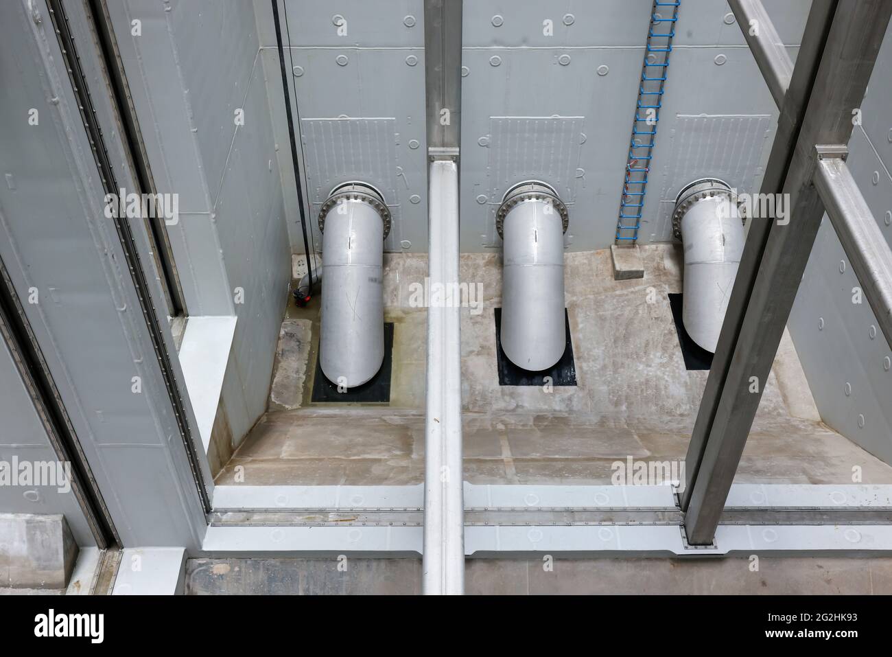 Oberhausen, région de la Ruhr, Rhénanie-du-Nord-Westphalie, Allemagne - conversion d'Emscher, nouvelle construction de l'égout d'Emscher, ici la zone d'entrée avec les tuyaux d'aspiration de la station de pompage d'Oberhausen avant la mise en service, La conversion écologique du système Emscher consiste en la construction d'un système central de traitement des eaux usées dans la région de la Ruhr, la construction d'égouts et la renaturation de l'Emscher et de ses affluents. Banque D'Images