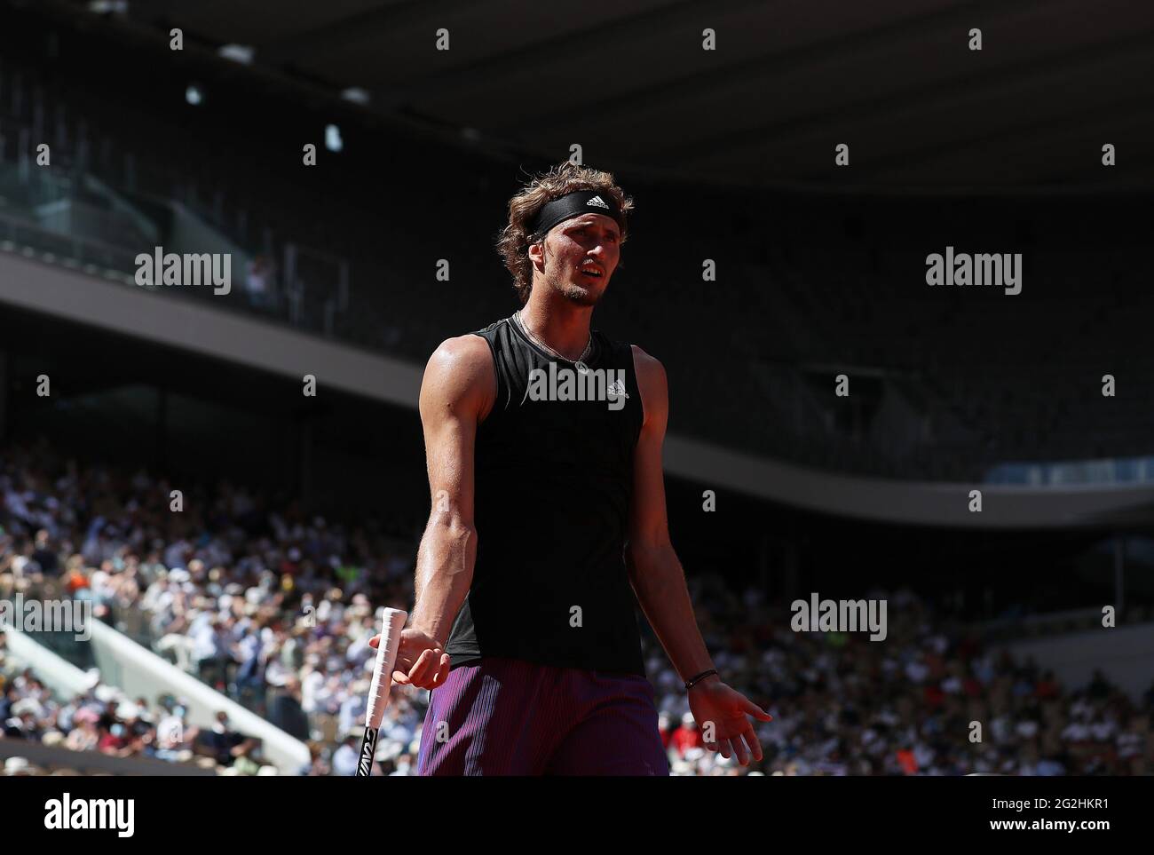 Paris, France. 11 juin 2021. Alexander Zverev, d'Allemagne, réagit au cours de la demi-finale masculine contre Stefanos Tsitsipas, de Grèce, lors du tournoi de tennis ouvert à Roland Garros à Paris, France, le 11 juin 2021. Credit: Gao Jing/Xinhua/Alamy Live News Banque D'Images