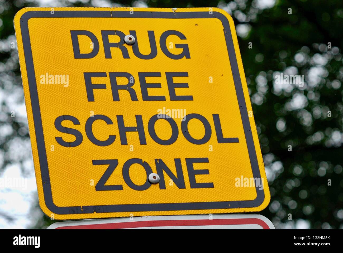 Panneau « zone scolaire gratuite » sur le terrain d'une école. Banque D'Images