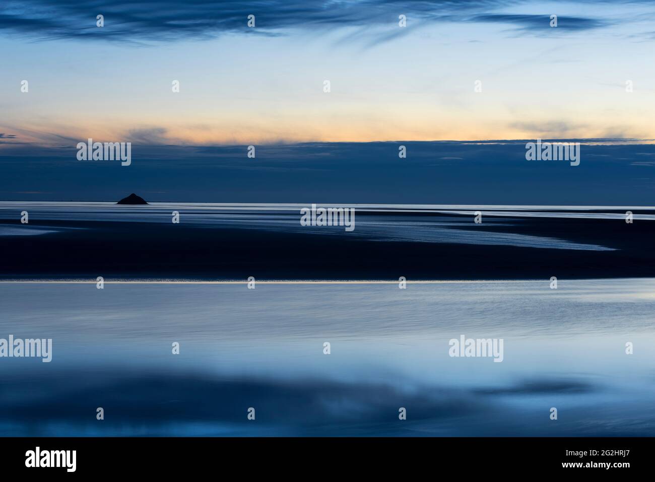 Île de Tombelaine, ambiance du soir, eau montante, Baie du Mont-Saint-Michel, France, Normandie, Département Manche Banque D'Images