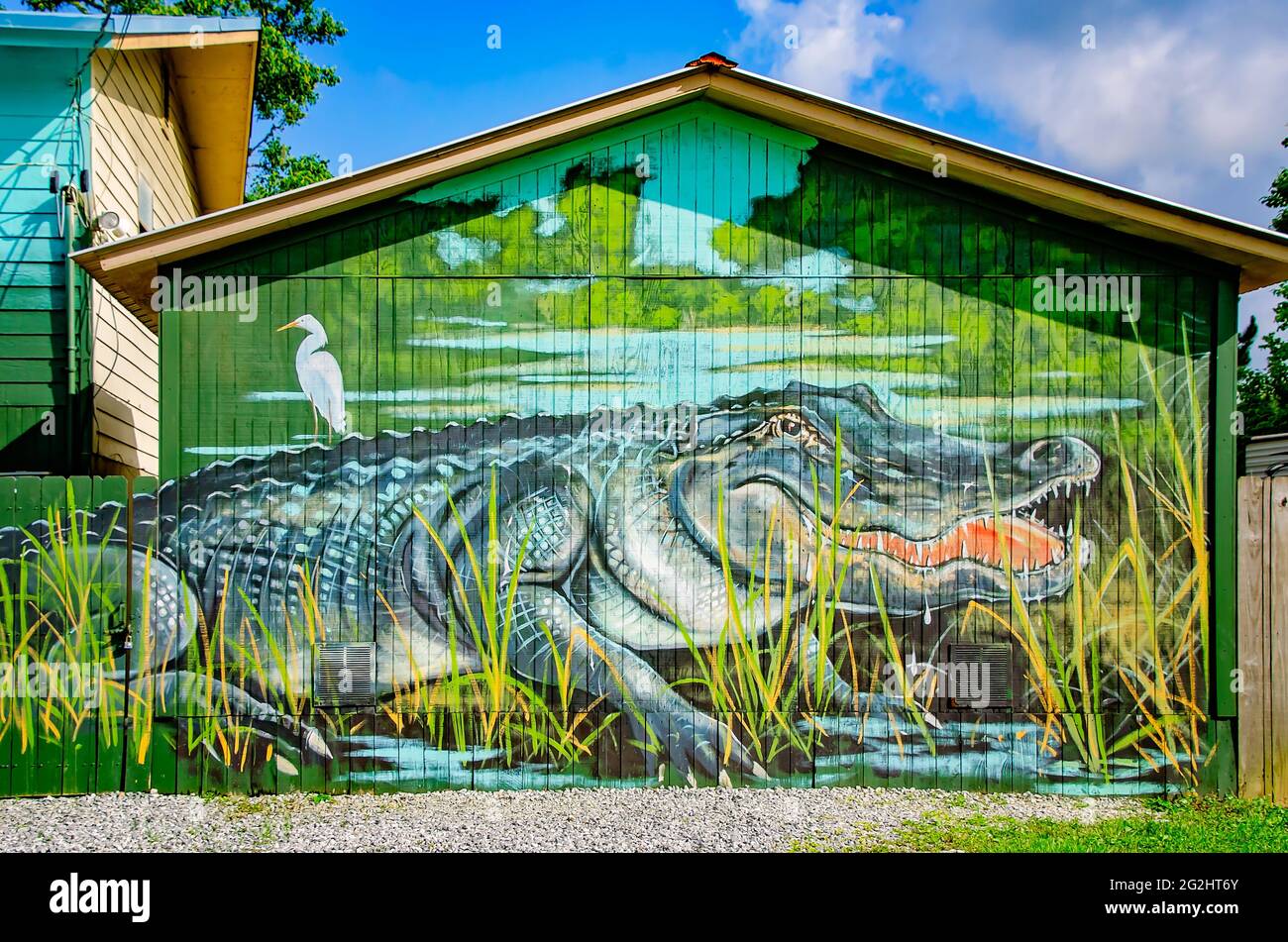 Le bâtiment Gulf Coast Gator Ranch and Tours présente une fresque d'alligators, le 9 juin 2021, à Moss point, Mississippi. Banque D'Images