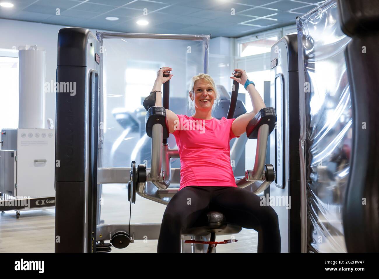 Coesfeld, Rhénanie-du-Nord-Westphalie, Allemagne - entraînement physique en période de pandémie de corona, le district de Coesfeld commence comme une région modèle en Rhénanie-du-Nord-Westphalie avec le relâchement, à Havixbeck le club sportif, un centre de fitness et de réhabilitation, ouvre, Un maximum de 35 membres sont autorisés à utiliser des cartes d'identité et l'application Luca en même temps s'inscrire aux cours, un test de corona négatif est nécessaire, le masque peut être retiré pendant la formation de l'équipement, il y a un système antiviral de purification de l'air à l'arrière. - modèle libéré - Banque D'Images