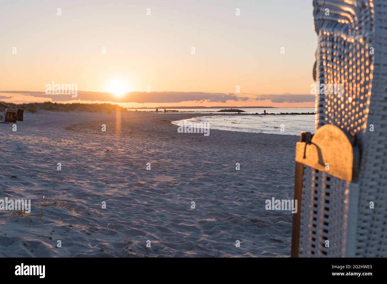 Coucher de soleil sur la plage de Heidkate sur le fjord de Kiel. Banque D'Images