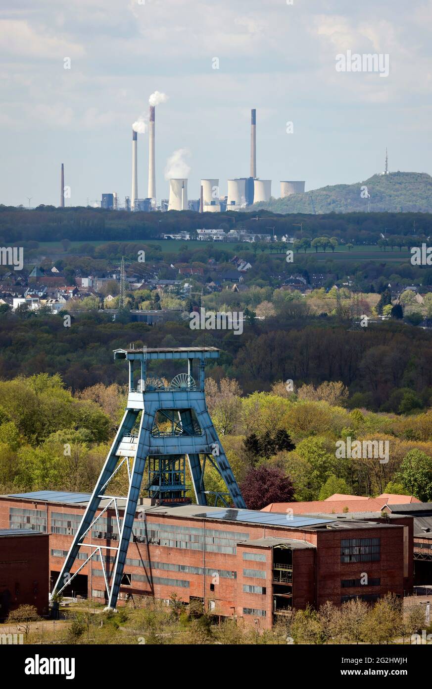 Herten, région de la Ruhr, Rhénanie-du-Nord-Westphalie, Allemagne - Démissioned Colliery Ewald à Herten, dans la centrale électrique de Scholven arrière à Gelsenkirchen, dans le cadre de l'élimination du charbon en Allemagne, uniper prévoit de fermer les blocs de charbon dur à Scholven d'ici la fin 2022, Paysage industriel dans la région de la Ruhr. Banque D'Images