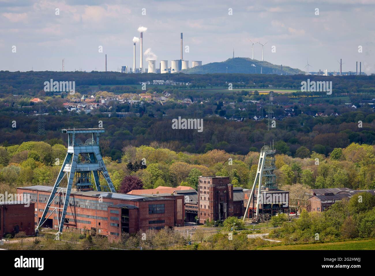 Herten, région de la Ruhr, Rhénanie-du-Nord-Westphalie, Allemagne - Démissioned Colliery Ewald à Herten, dans la centrale électrique de Scholven arrière à Gelsenkirchen, dans le cadre de l'élimination du charbon en Allemagne, uniper prévoit de fermer les blocs de charbon dur à Scholven d'ici la fin 2022, Paysage industriel dans la région de la Ruhr. Banque D'Images