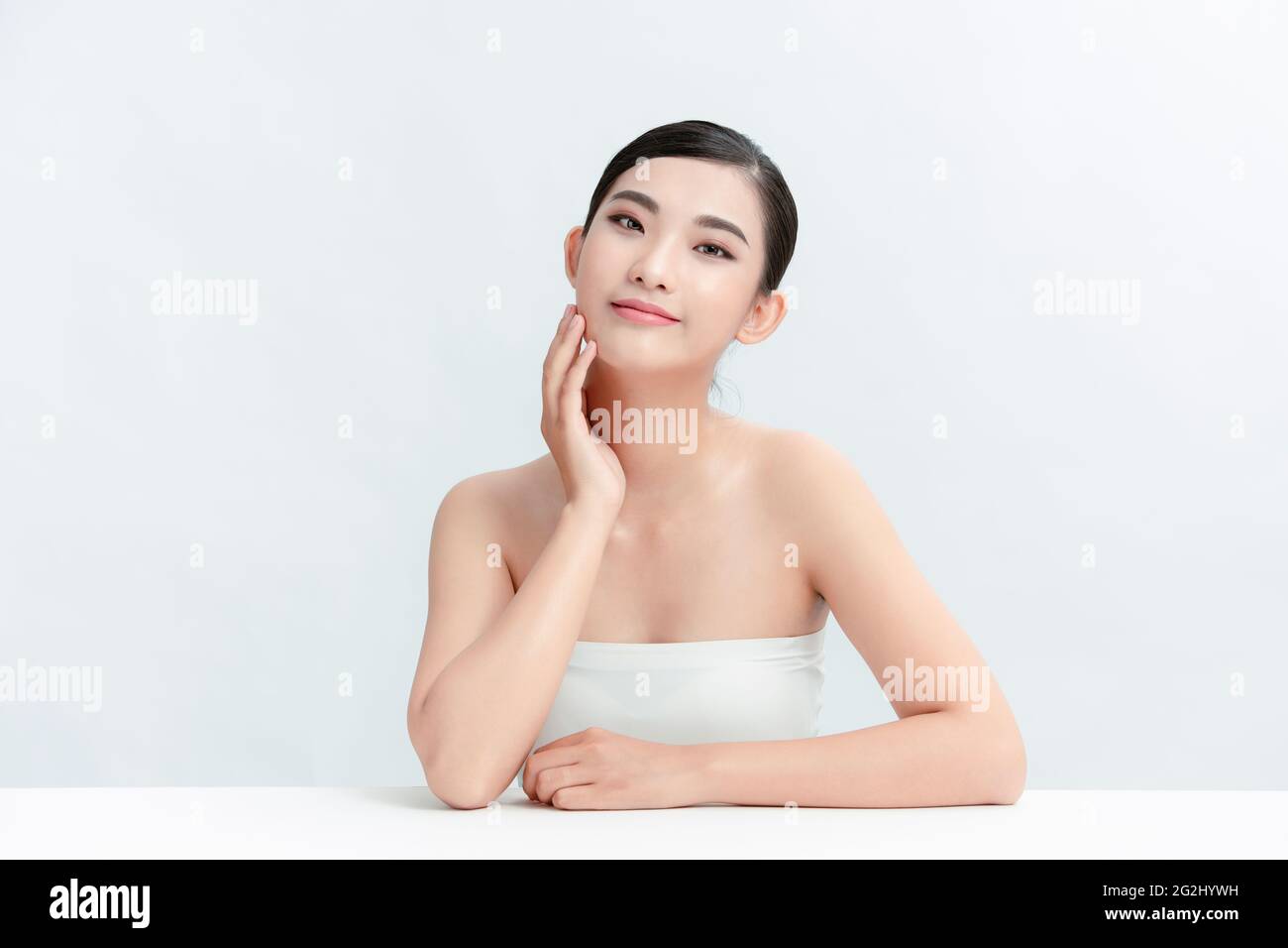 Asie femme beauté visage portrait du corps avec main peau saine Banque D'Images
