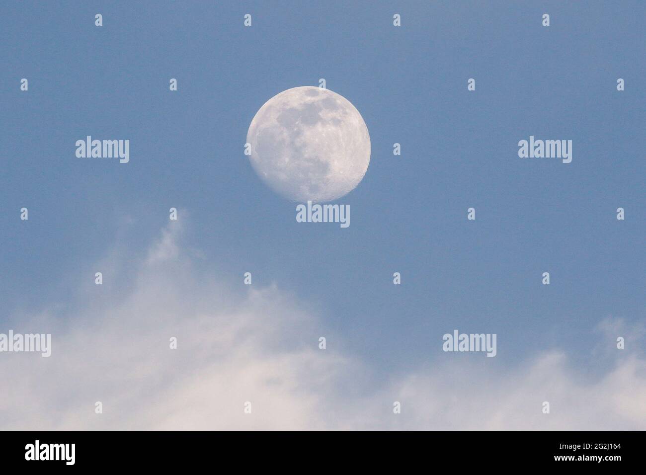 24 mai 2021 - Sangju, Corée du Sud - UNE lune à la cire s'élève sur le ciel bleu à Sangju, au sud-est de Séoul, Corée du Sud. Banque D'Images