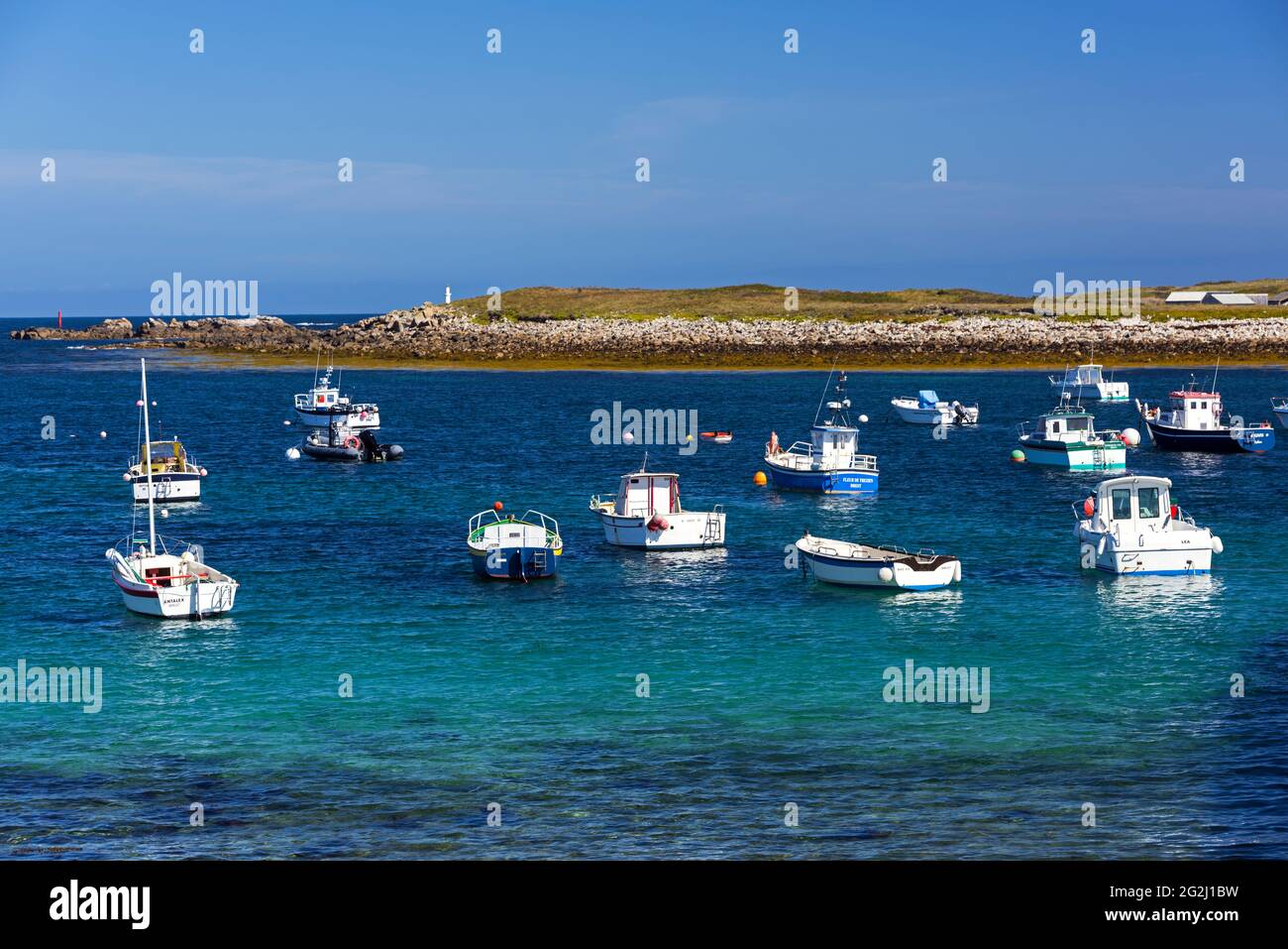 Bateaux dans le port de l'Île Molène, France, Bretagne, département du Finistère Banque D'Images