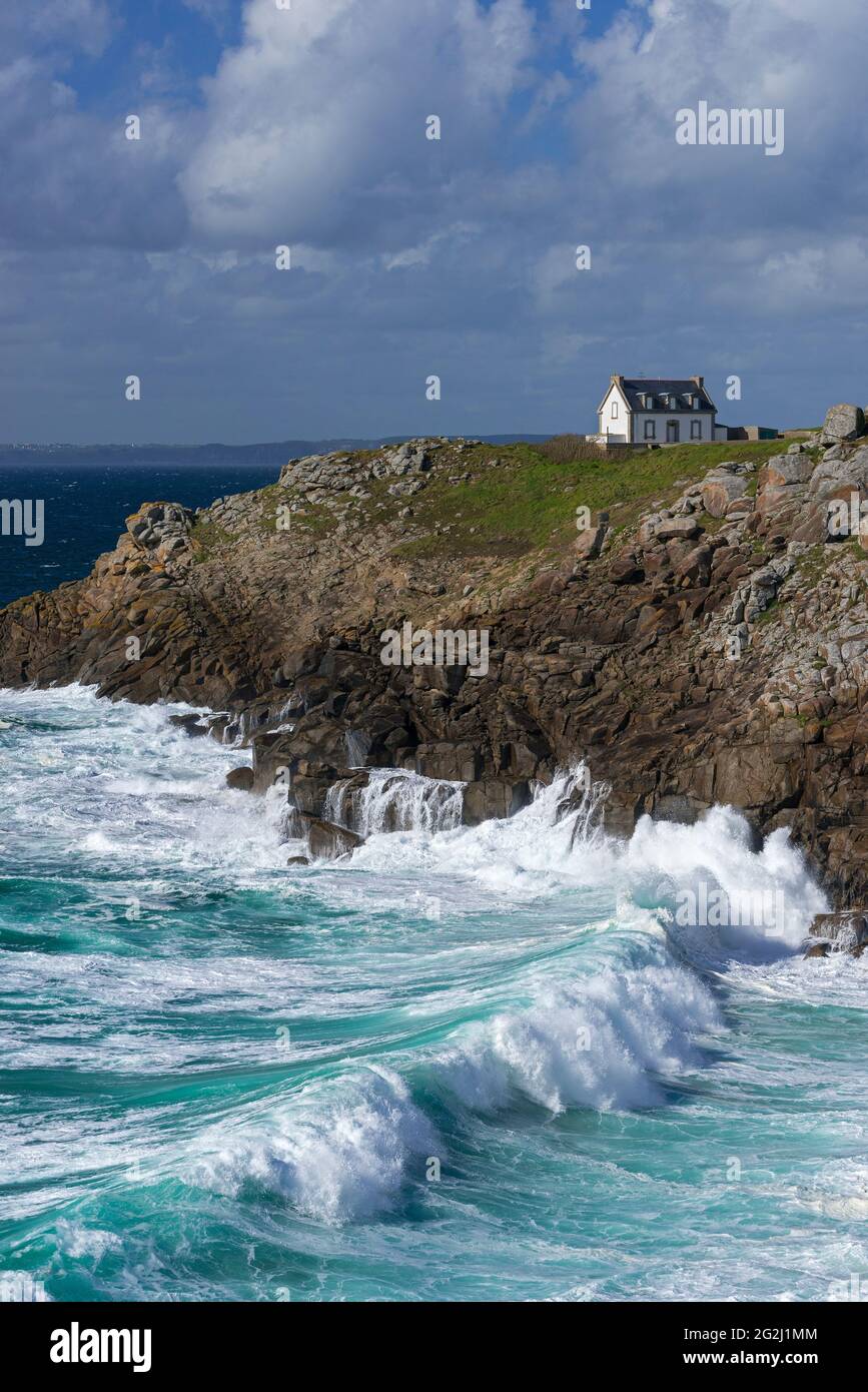 Surfez sur la côte à la Pointe du Millier, maison et phare Phare du Millier sur les falaises, France, Bretagne, département du Finistère, Cap Sizun Banque D'Images