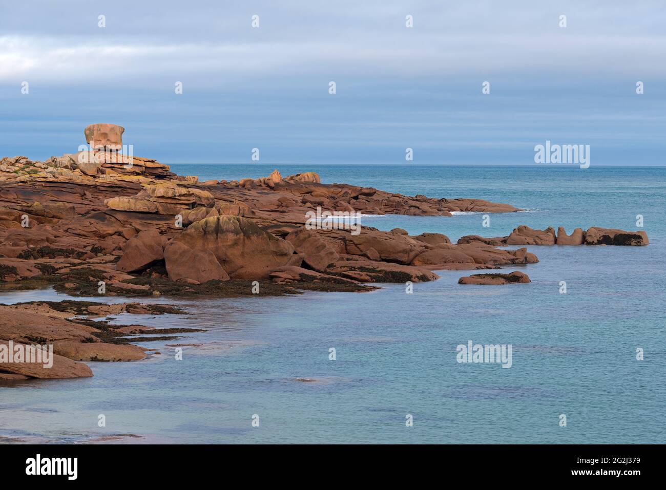 Côte rocheuse près de Trégastel, France, Bretagne, Département Côtes d’Armor, Côte de granit Rose Banque D'Images