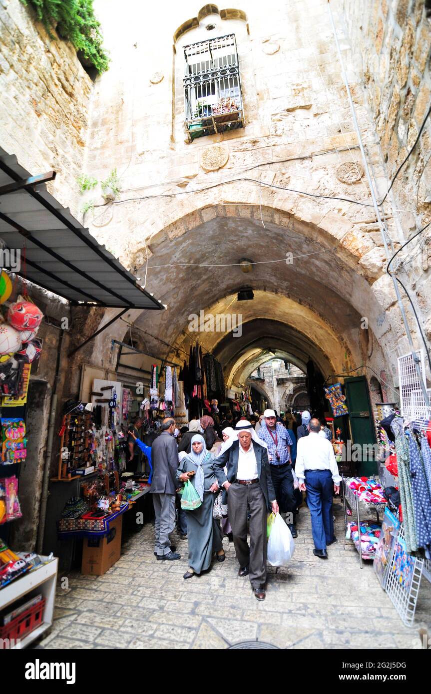 Palestiniens marchant sur Al Wad St. Dans la vieille ville de Jérusalem. Banque D'Images