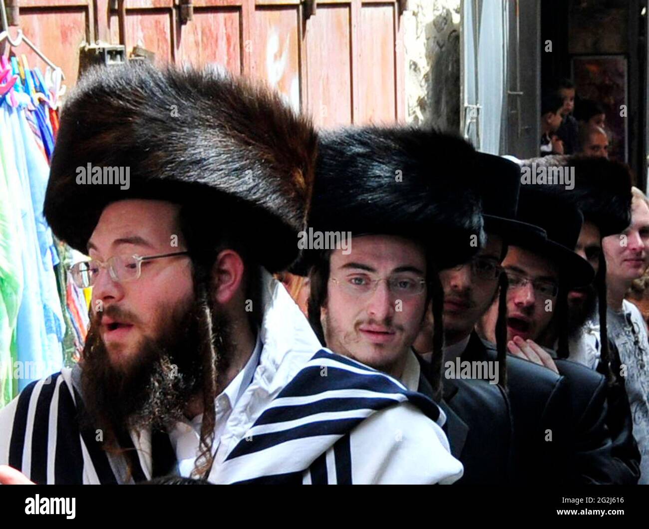 Hommes juifs Hassidic portant des vêtements traditionnels, y compris le  chapeau de fourrure Shtrimlech Photo Stock - Alamy