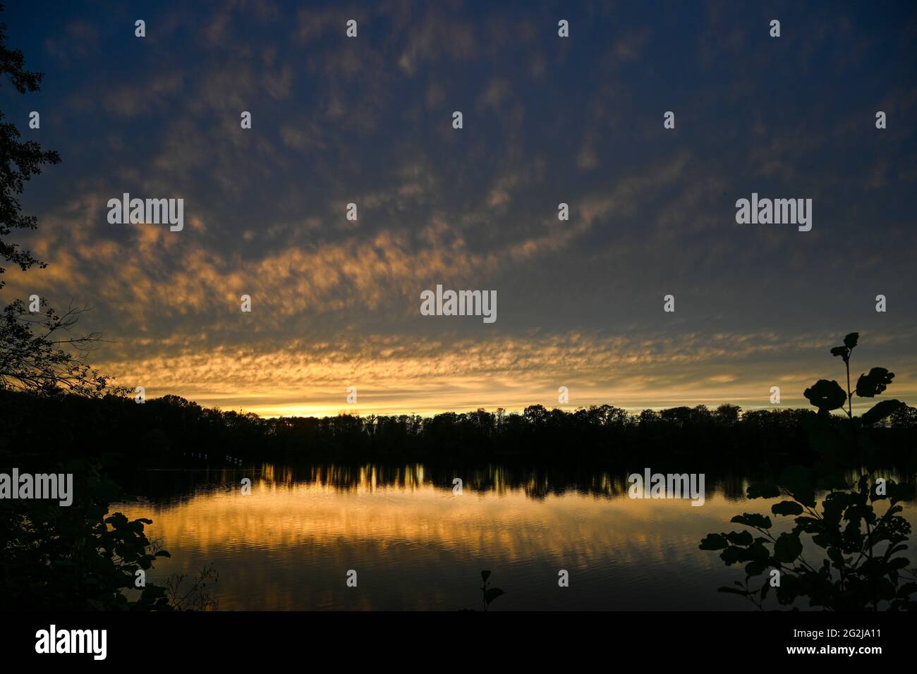 Allemagne, Bade-Wurtemberg, Karlsruhe, coucher de soleil à Grötzinger Baggersee. Banque D'Images