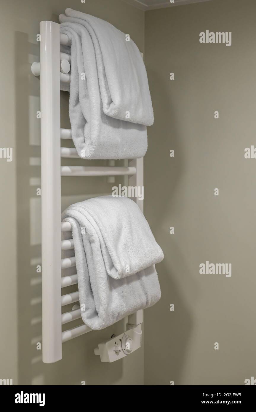Porte-serviette chauffant moderne sur le mur de la salle de bains. Porte- serviette chauffant blanc moderne Photo Stock - Alamy