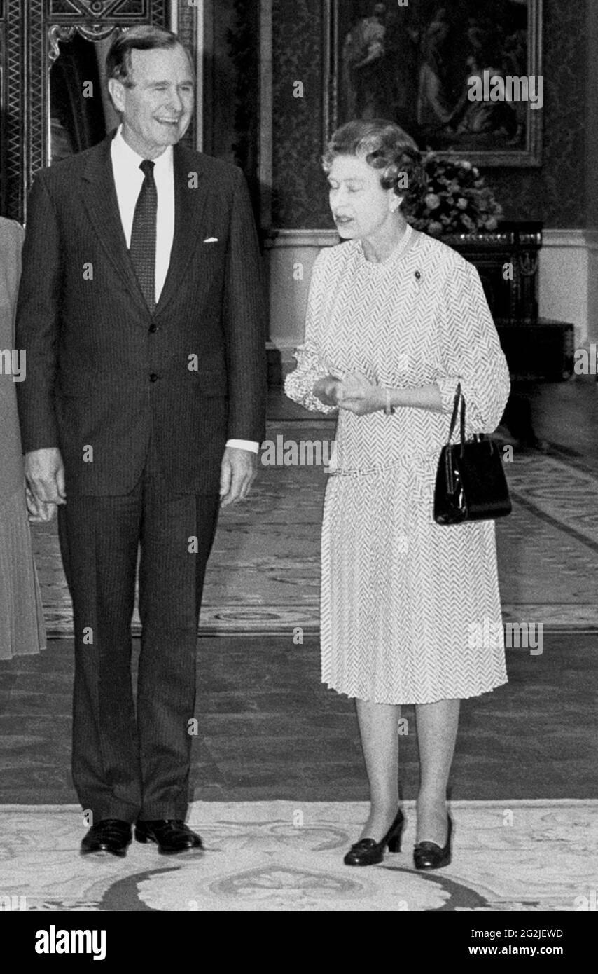 Photo du dossier datée du 01/06/89 du président américain de l'époque George Bush et de la reine Elizabeth II dans la salle d'images de Buckingham Palace, Londres. Date de publication : samedi 12 juin 2021. Banque D'Images