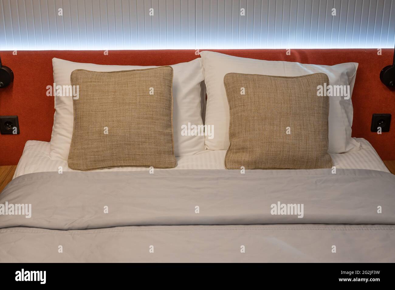 Lit et oreiller marron. Gros plan d'un lit de luxe dans une chambre d'hôtel. Les draps, oreillers, draps et couvertures propres dans une chambre. Gros plan d'un i Banque D'Images