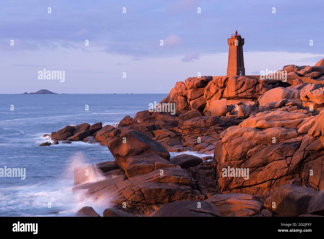Le phare de Men Ruz et la côte rocheuse de Ploumanac'h brillent à la  lumière du soleil couchant, Côte de granit Rose, France, Bretagne, Côtes  d'Armor, près de Perros-Guirec Photo Stock -