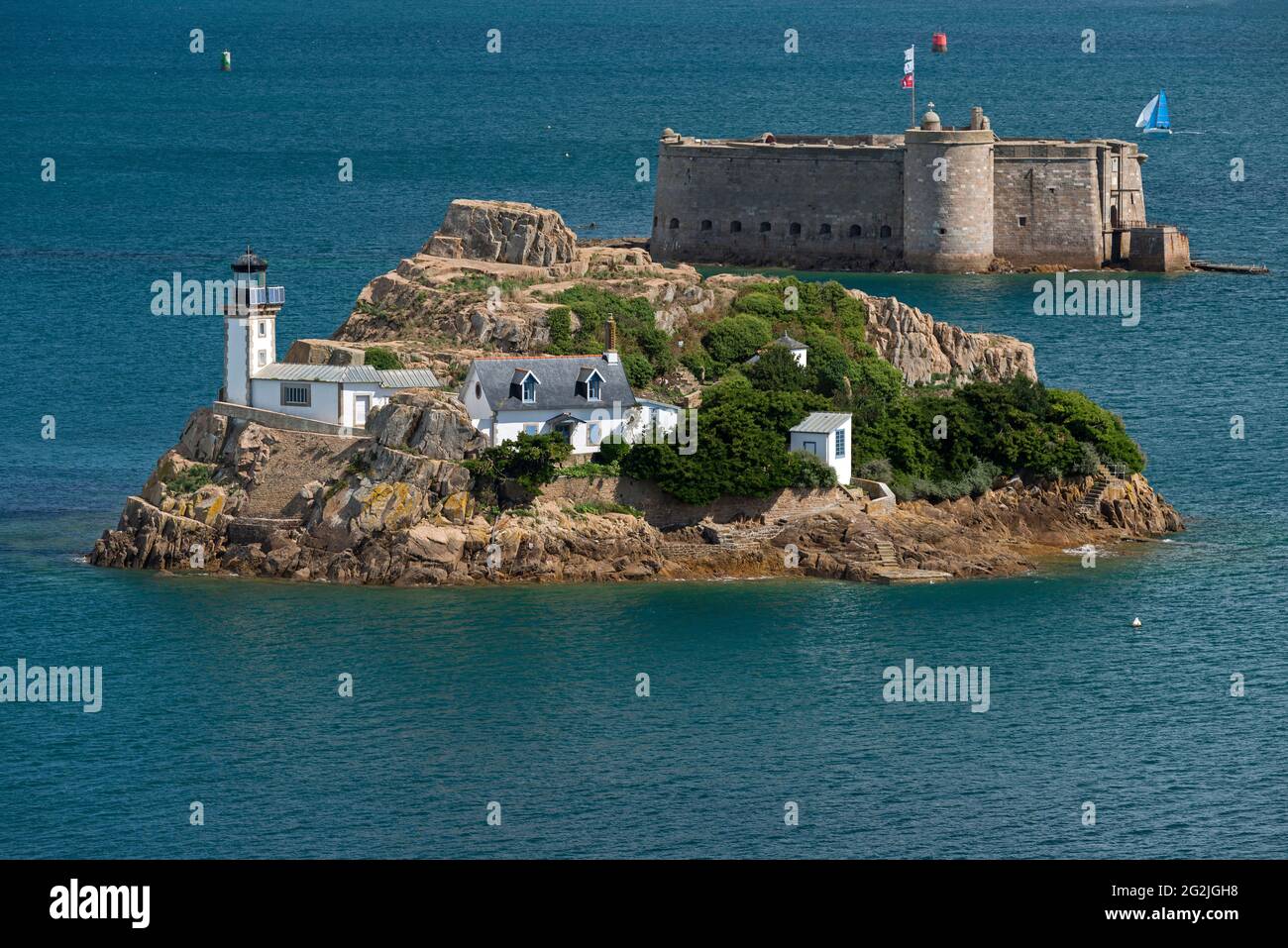 Ile Louët avec phare et maison de gardien, en arrière-plan Château Taureau, près de Carantec dans la baie de Morlaix, France, Bretagne, département du Finistère Banque D'Images
