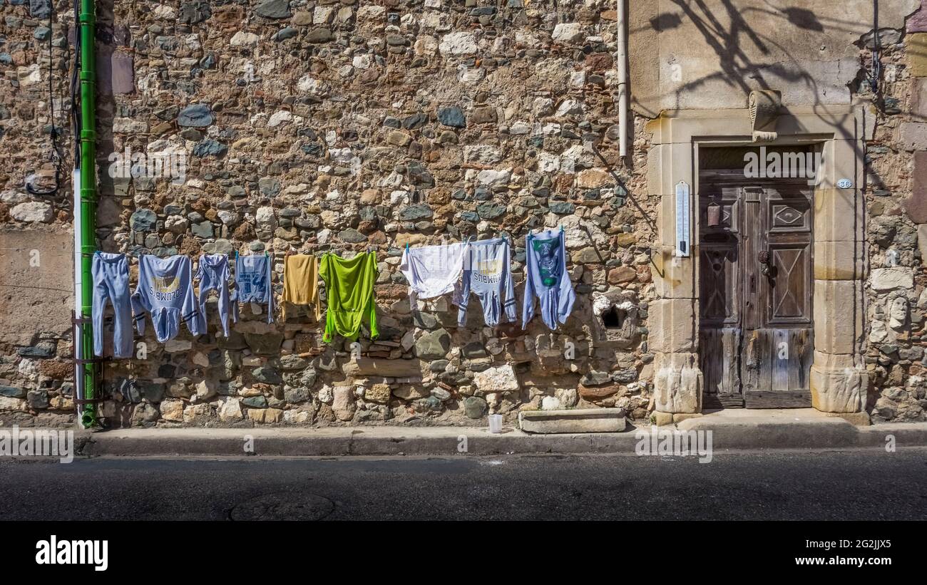 Blanchisserie sur séchage à Saint Chinian. Banque D'Images