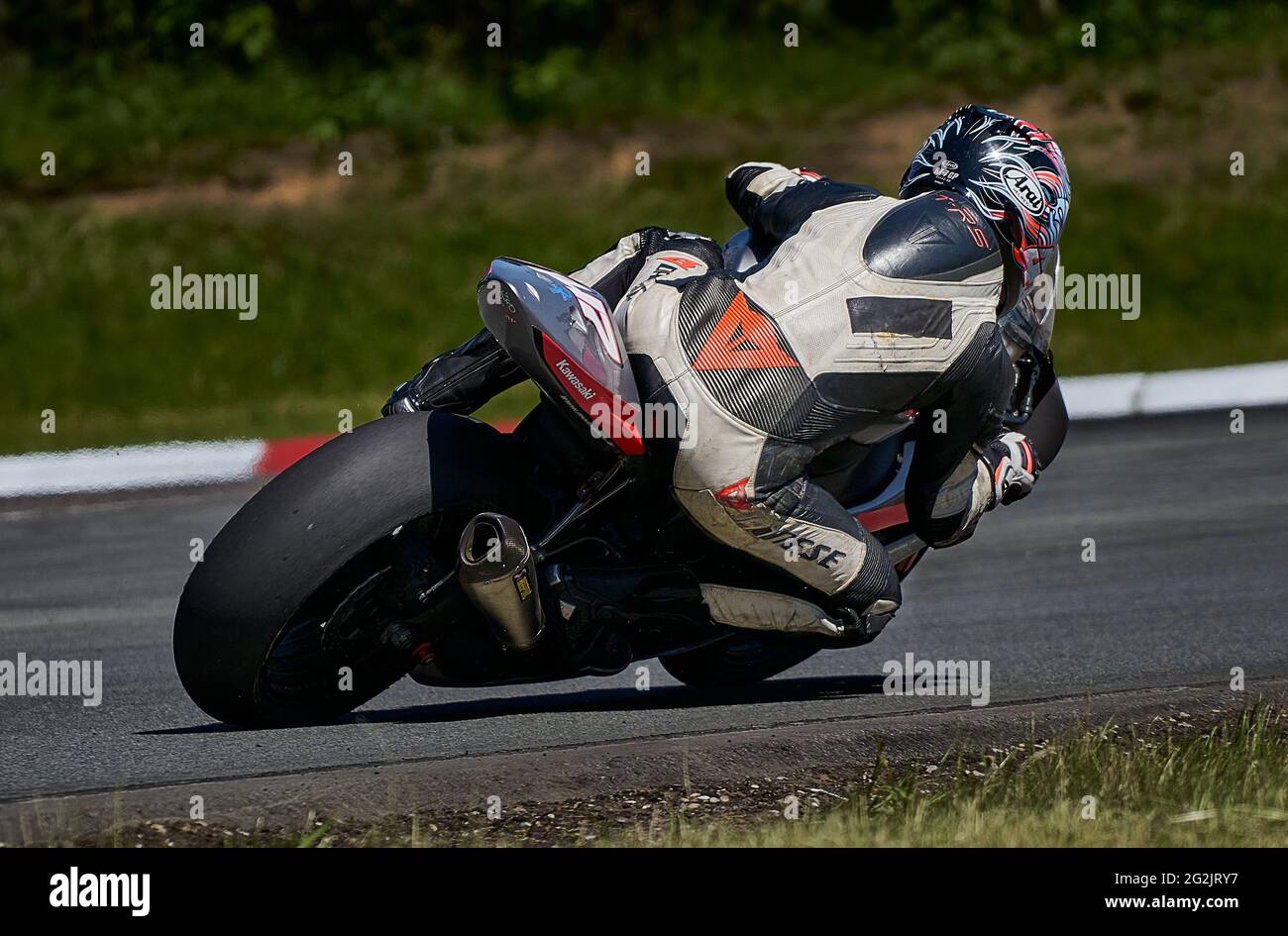 Riga, Lettonie, 12-06-2021 moto pilote prend le virage. Vue de l'arrière. Pilote MotoGP. Banque D'Images