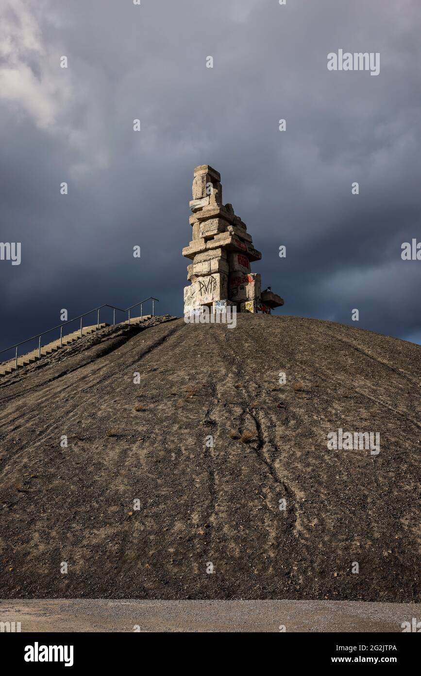 Gelsenkirchen, Rhénanie-du-Nord-Westphalie, Allemagne - Halde Rheinelbe avec l'œuvre d'art Himmelstreppe faite de vieilles parties en béton de l'ancienne mine de charbon Rheinelbe en face d'un ciel sombre, l'artiste Herman Prigann. Banque D'Images