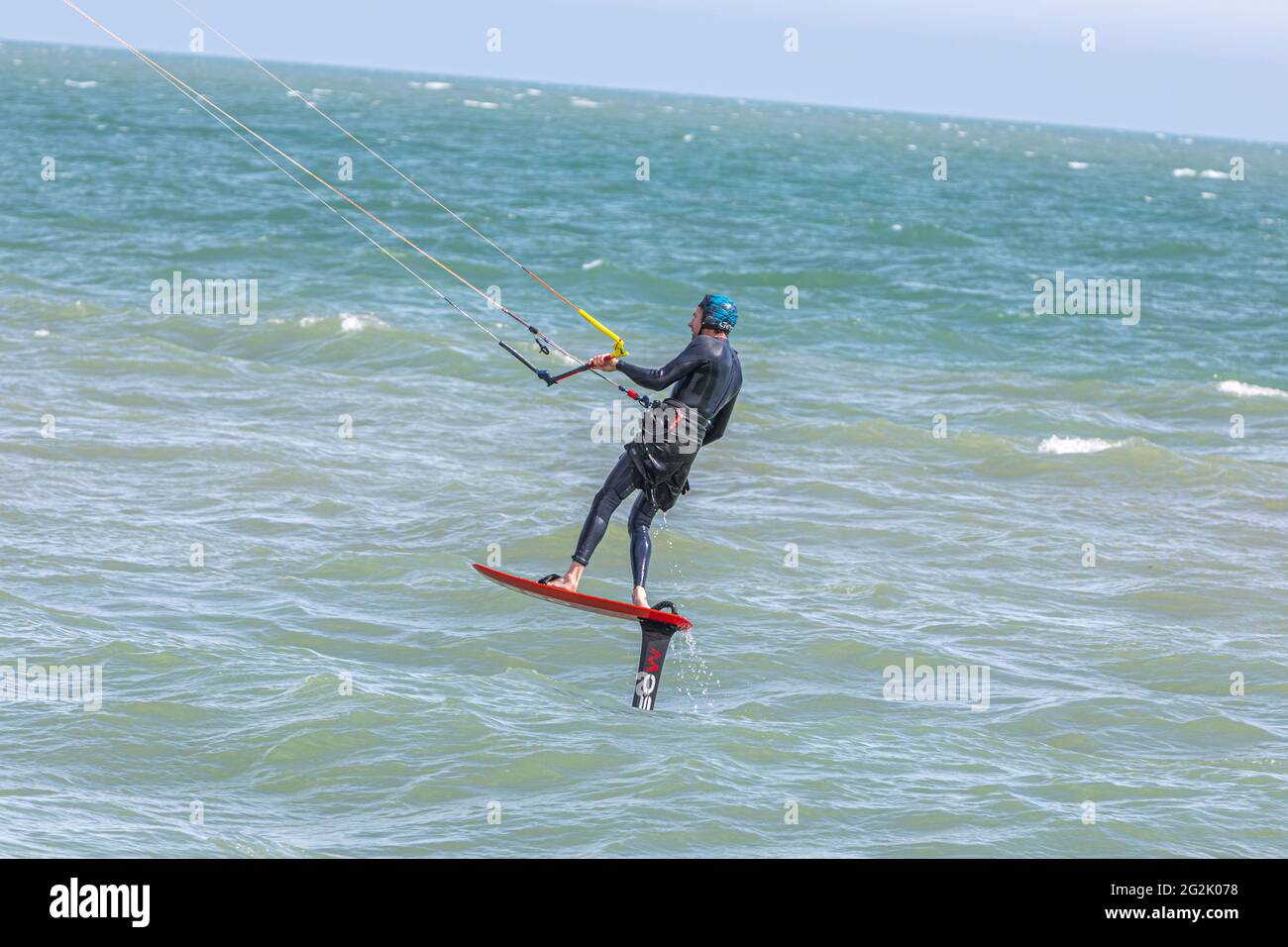 Un homme hydroptère surfant sur la Manche près de Hythe, Kent, Royaume-Uni Banque D'Images