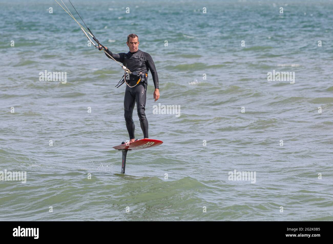 Un homme hydrofoil surf près de Hythe, kent, Royaume-Uni Banque D'Images