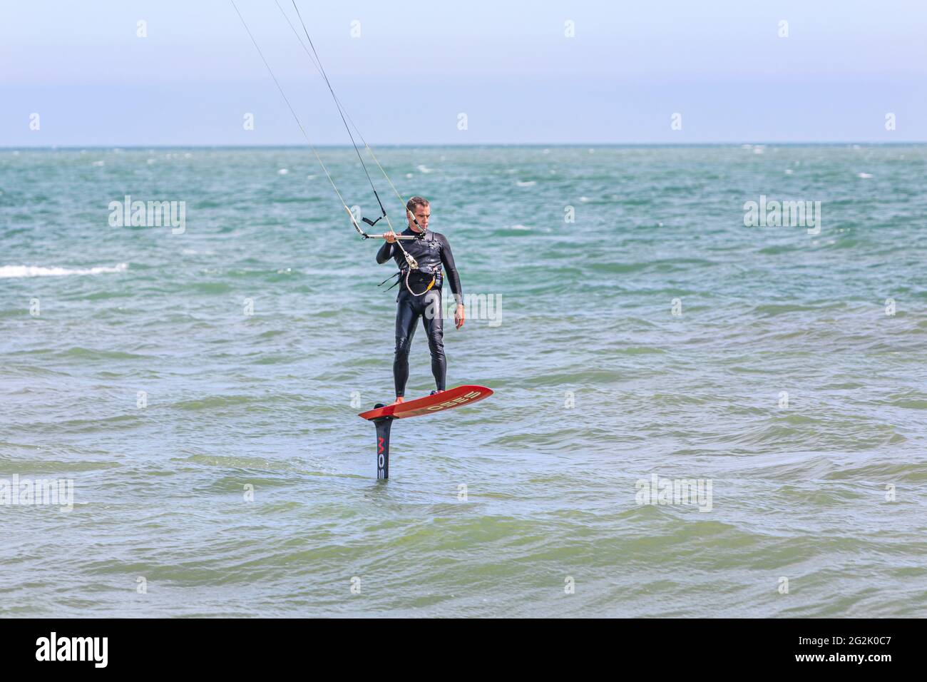 Un homme hydroptère surfant sur la Manche près de Hythe, Kent, Royaume-Uni Banque D'Images