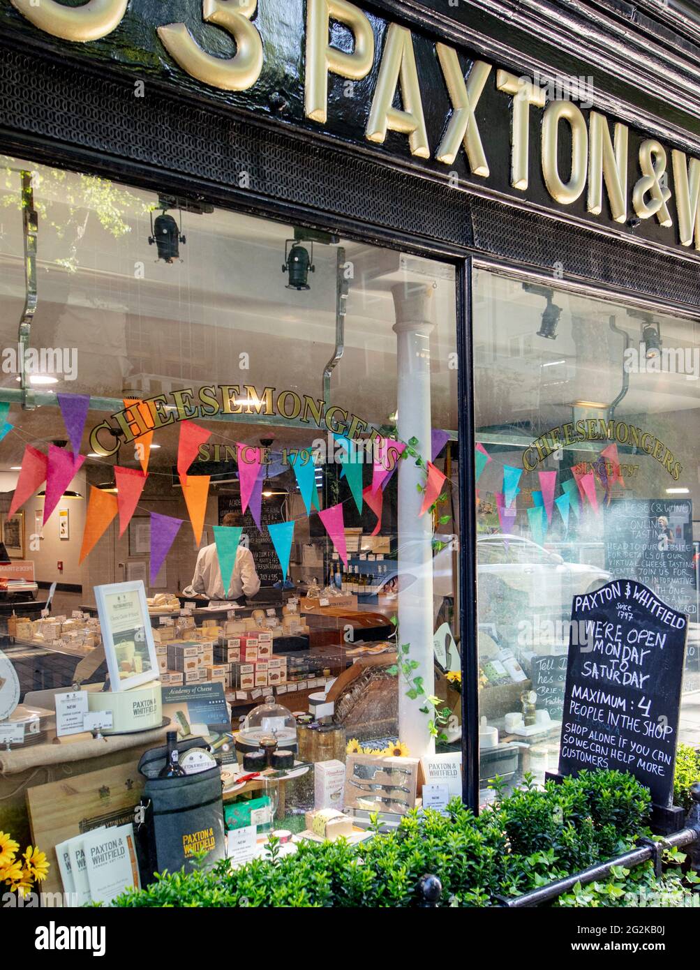 Paxton & Whitfield, un cheesemonger haut de gamme situé au 93 Jermyn St, Londres ; l'un des plus anciens fromagers d'Angleterre Banque D'Images