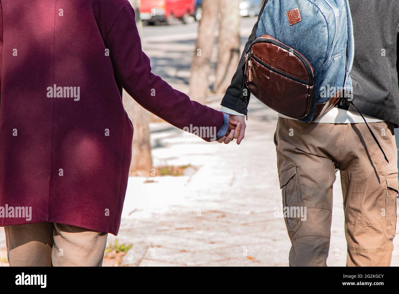 jeune couple interracial marchant main dans la main Banque D'Images
