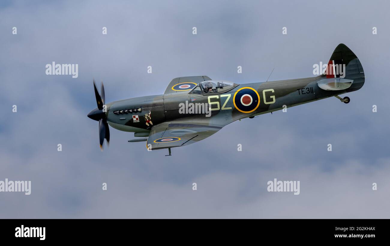 BBMF Supermarine Spitfire TE311 exécutant un flicast au Shuttleworth Flying Festival of Britain Airshow le 6 juin 2021 Banque D'Images