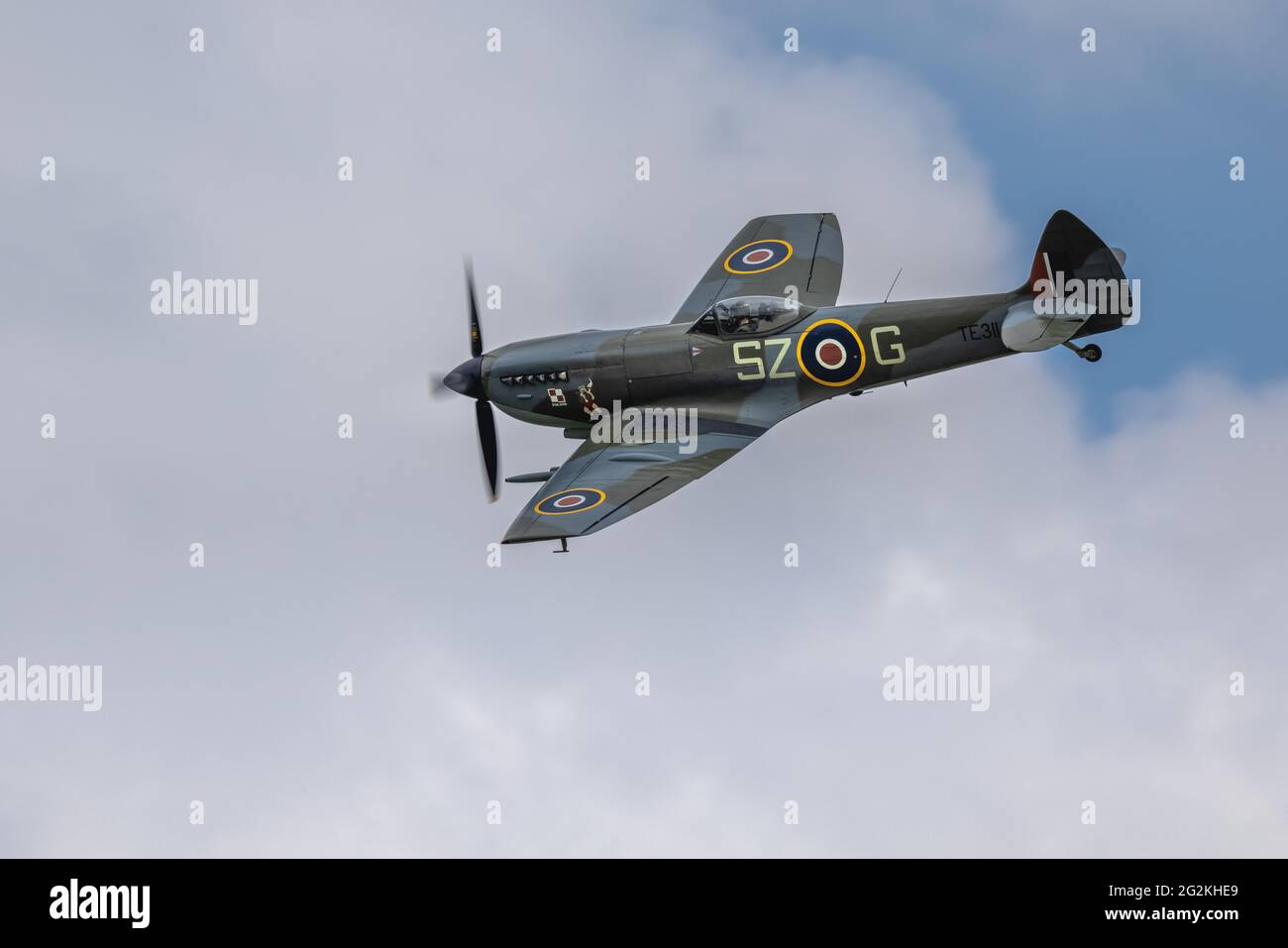 BBMF Supermarine Spitfire TE311 exécutant un flicast au Shuttleworth Flying Festival of Britain Airshow le 6 juin 2021 Banque D'Images