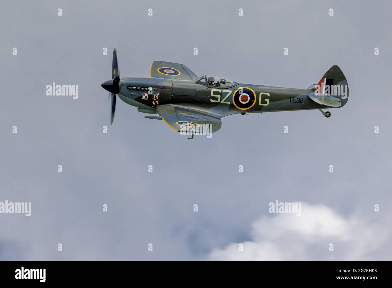 BBMF Supermarine Spitfire TE311 exécutant un flicast au Shuttleworth Flying Festival of Britain Airshow le 6 juin 2021 Banque D'Images