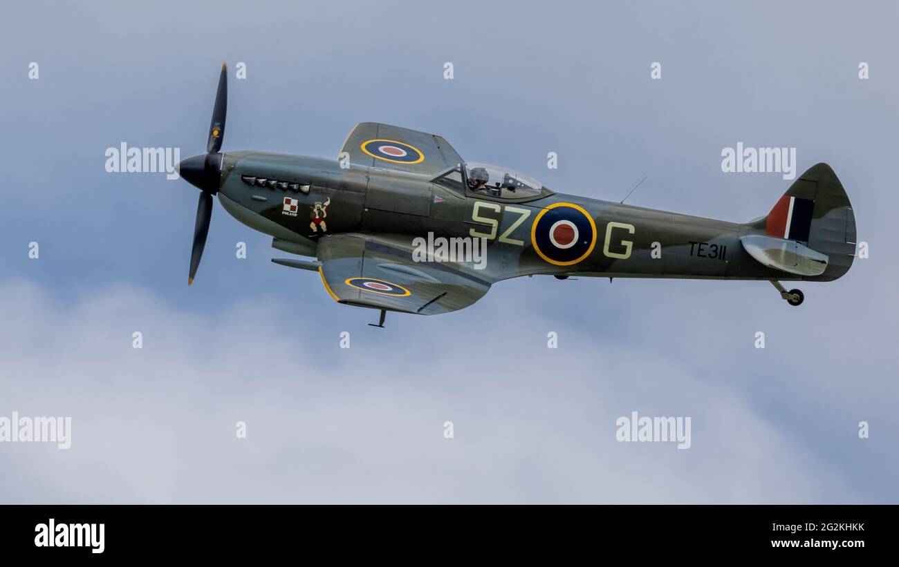 BBMF Supermarine Spitfire TE311 exécutant un flicast au Shuttleworth Flying Festival of Britain Airshow le 6 juin 2021 Banque D'Images