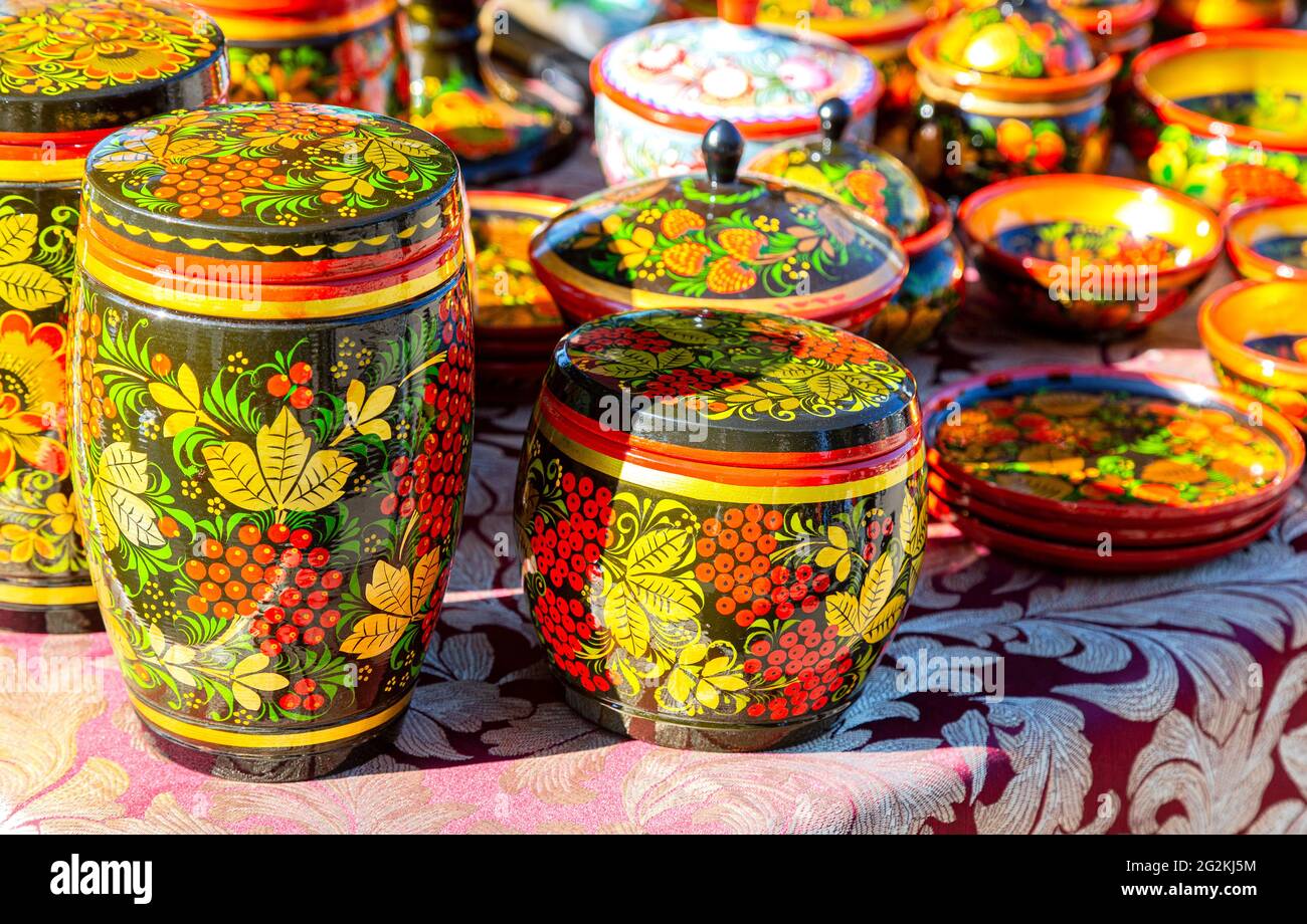 Vaisselle en bois peint faite à la main à motifs traditionnels. Souvenirs  russes Photo Stock - Alamy