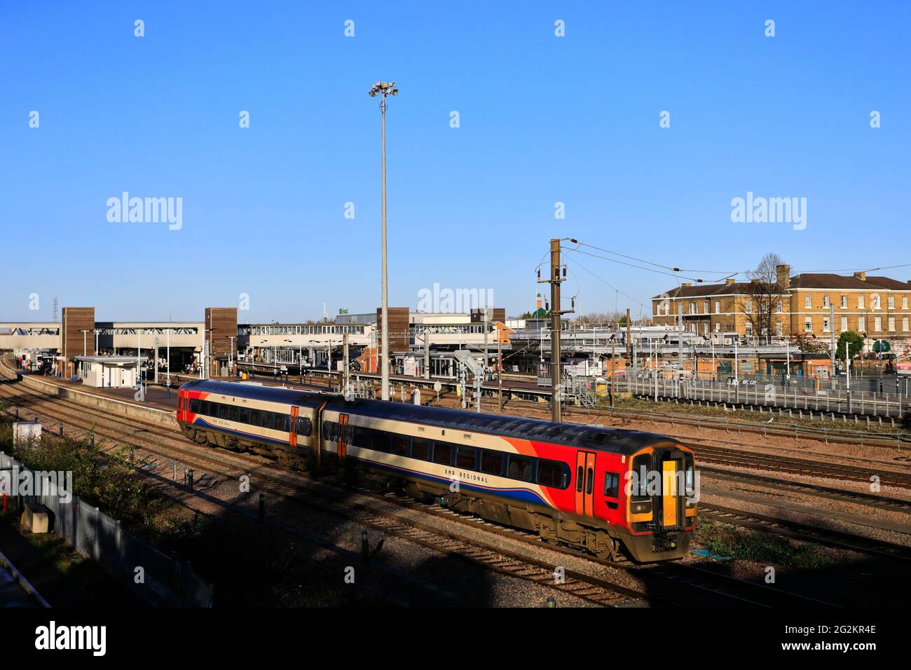 EMR 158780 à la gare de Peterborough, East Coast main Line Railway; Cambridgeshire, Angleterre, Royaume-Uni Banque D'Images