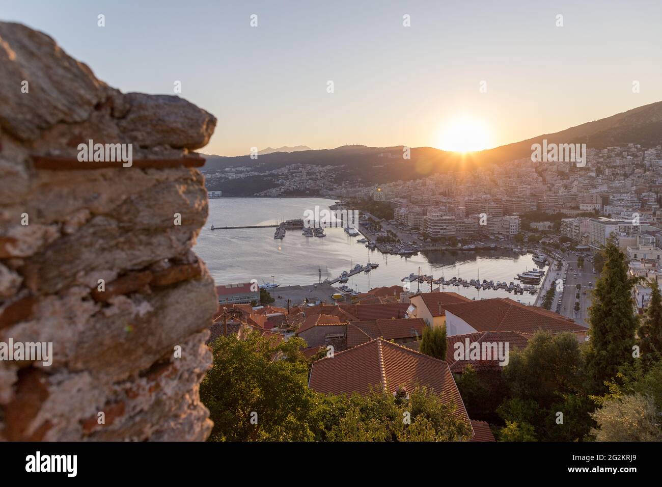 Kavala, Grèce - 12 août 2019: Une vue de la ville touristique de Kavala en Grèce. Banque D'Images