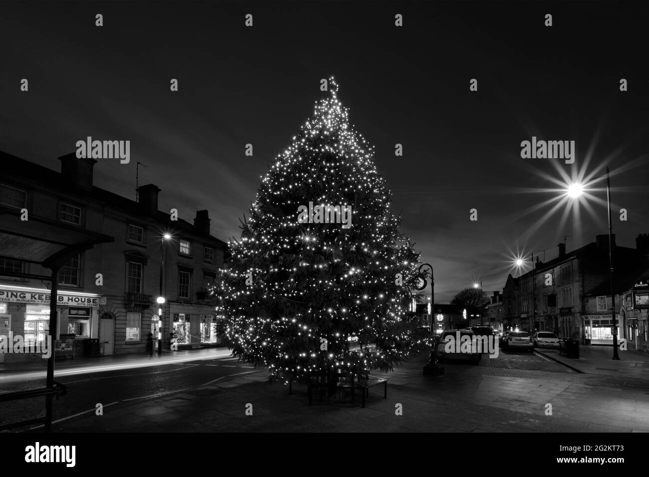 Lumières de Noël et arbre, ville de Market Deeping, Lincolnshire, Angleterre, Royaume-Uni Banque D'Images