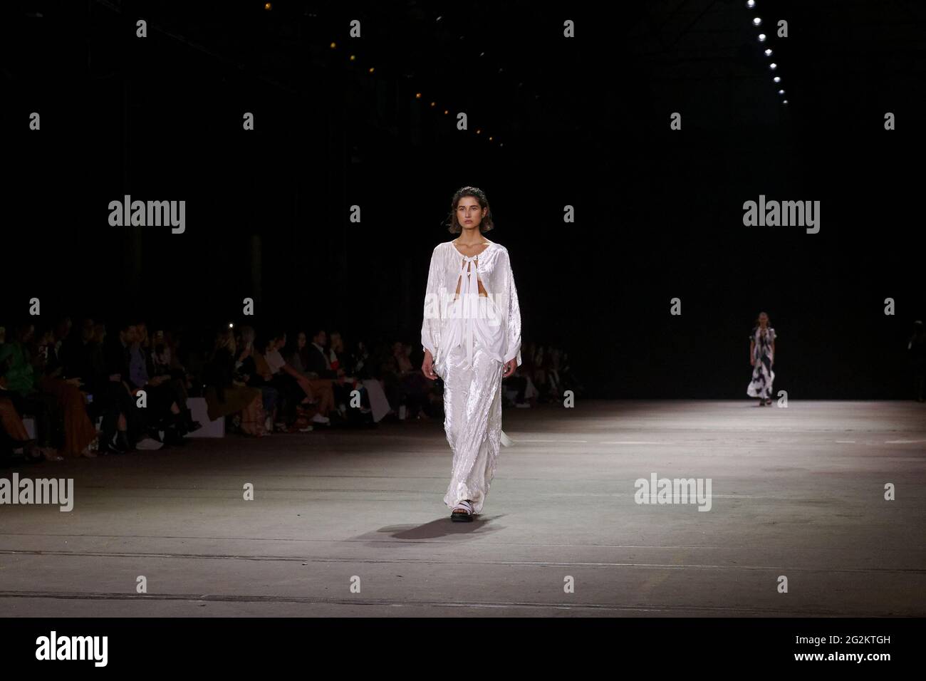 Un modèle marche sur la piste pendant le spectacle KITX pendant le Afterpay Australian Fashion week Resort 2022 Collections à Carriageworks le 2 juin 2021 in Banque D'Images