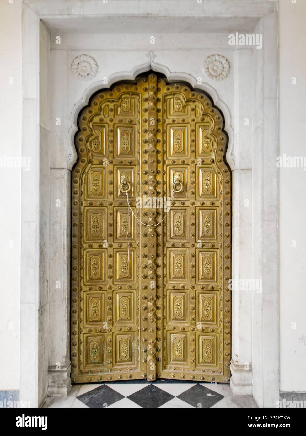 Porte d'or dans le palais de ville de Jaipur en Inde Rajasthan. Banque D'Images