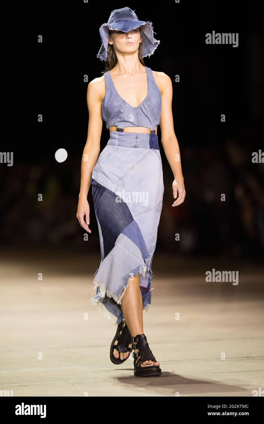 Lily Blucher marche sur la piste pendant le spectacle KITX pendant les collections Afterpay Australian Fashion week Resort 2022 à Carriageworks le 2 juin 202 Banque D'Images