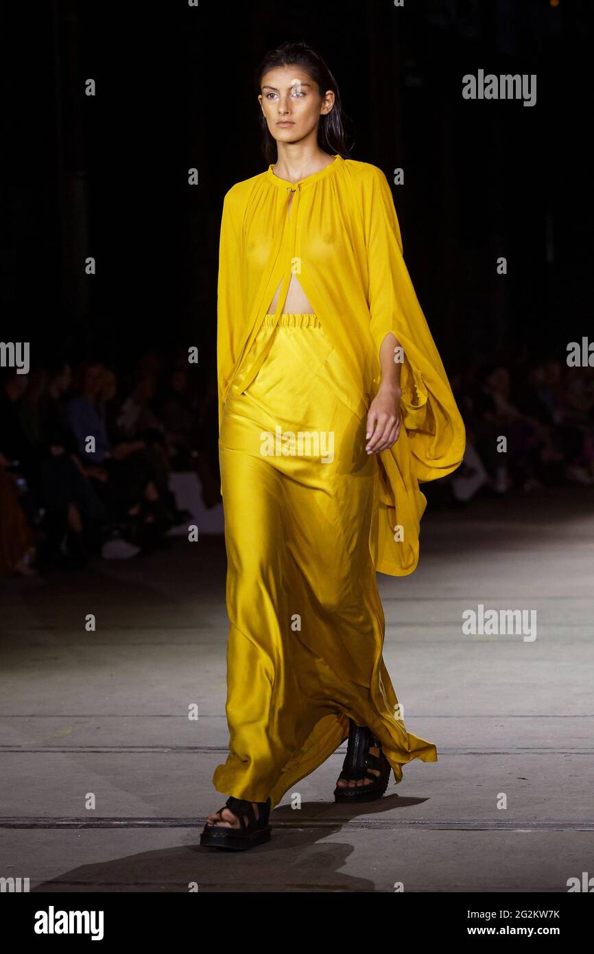 Un modèle marche sur la piste pendant le spectacle KITX pendant le Afterpay Australian Fashion week Resort 2022 Collections à Carriageworks le 2 juin 2021 in Banque D'Images